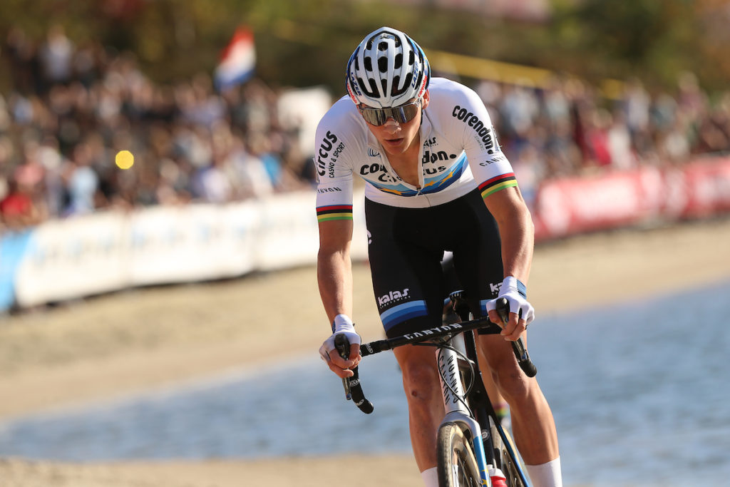 Van Aert telkens net niet in het veldrijden, Van der Poel leidt Superprestige