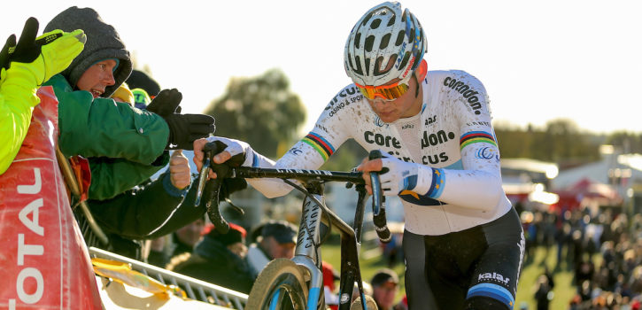 Superieure Van der Poel verstevigt leiding Superprestige-klassement