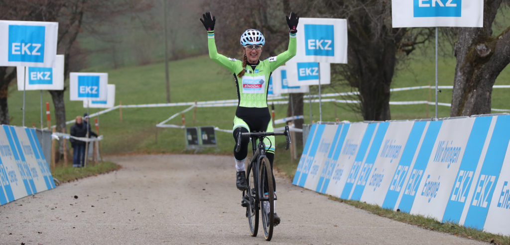 Denise Betsema zegeviert in Zwitserse veldrit van Hittnau