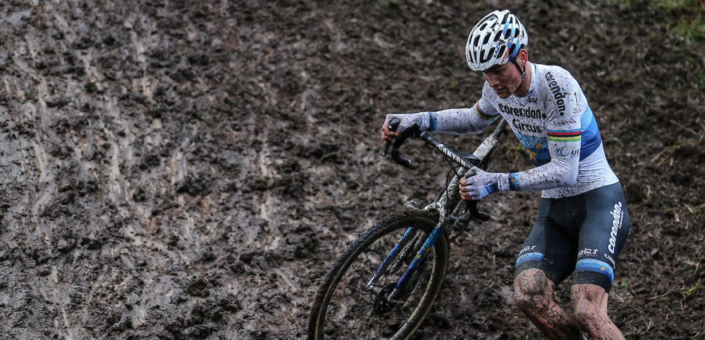 Mathieu van der Poel ploetert naar winst in Niel