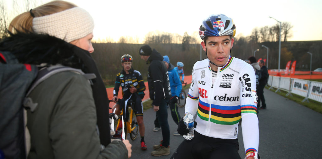 Coach Wout van Aert: “Ik hoop dat er een oplossing komt die rust creëert in zijn hoofd”