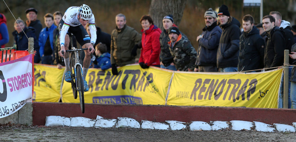 Van der Poel wacht lang, maar wint in Sint-Niklaas