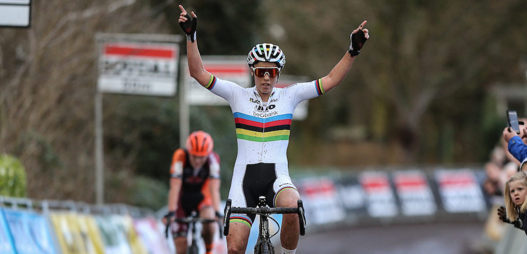 Sanne Cant houdt Loes Sels af in Waaslandcross