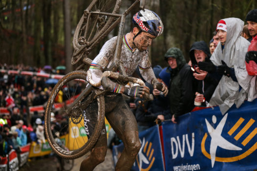 Wout van Aert baalt van slechte start: “Ik wilde vandaag echt mee zijn”