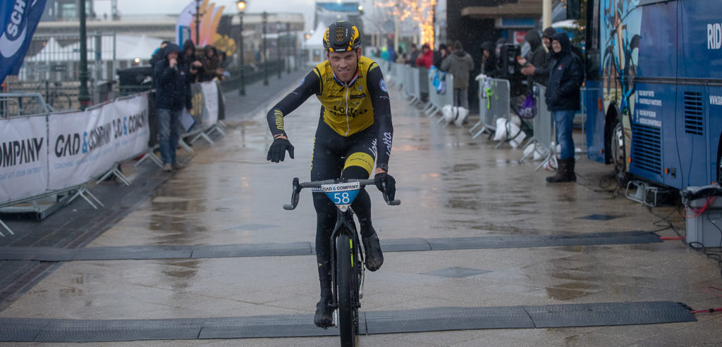 Lars Boom kroont zich tot Europees kampioen strandracen