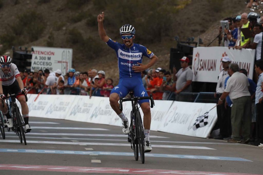 Julian Alaphilippe blijft sterke sprinters voor op Punta Negra