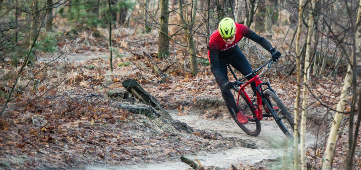 Specialized Epic Hardtail Comp: Rood-zwarte alleskunner
