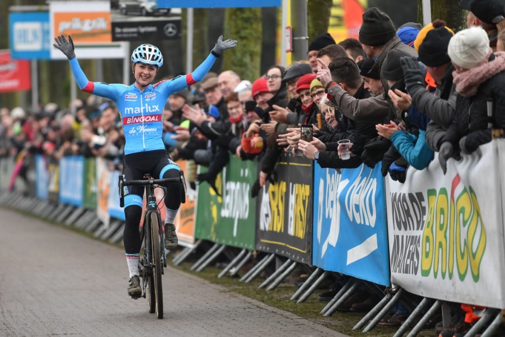 Sterke Denise Betsema wint veldrit van Maldegem