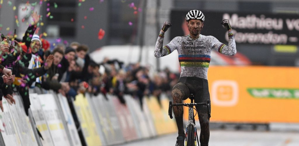 ‘Mathieu van der Poel crosst bijna vier ton bij elkaar’