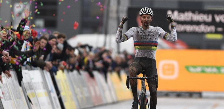 ‘Mathieu van der Poel crosst bijna vier ton bij elkaar’
