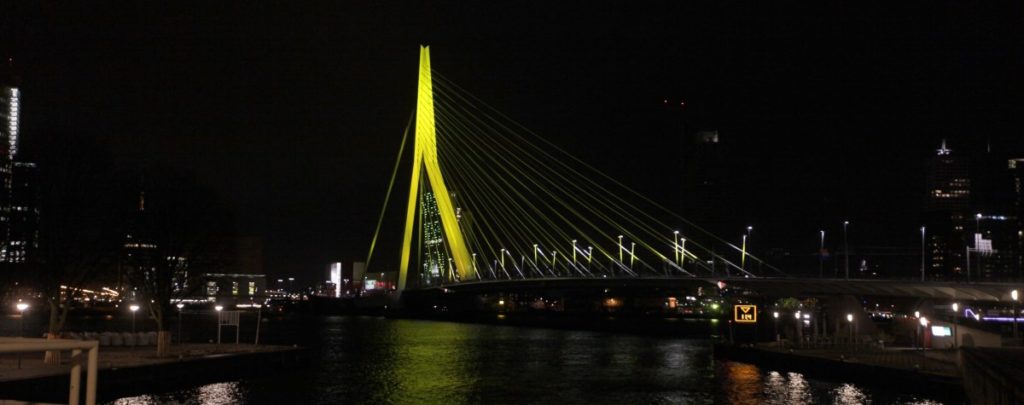 Rotterdam eert gele trui met uitgelichte Erasmusbrug