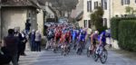 Passerende trein houdt peloton Parijs-Nice korte tijd op