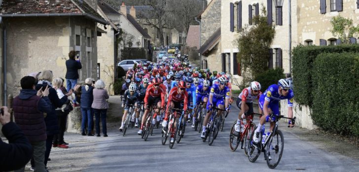 Passerende trein houdt peloton Parijs-Nice korte tijd op