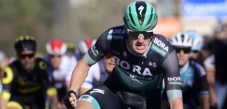 Sam Bennett zegeviert in heuvelachtige rit Parijs-Nice