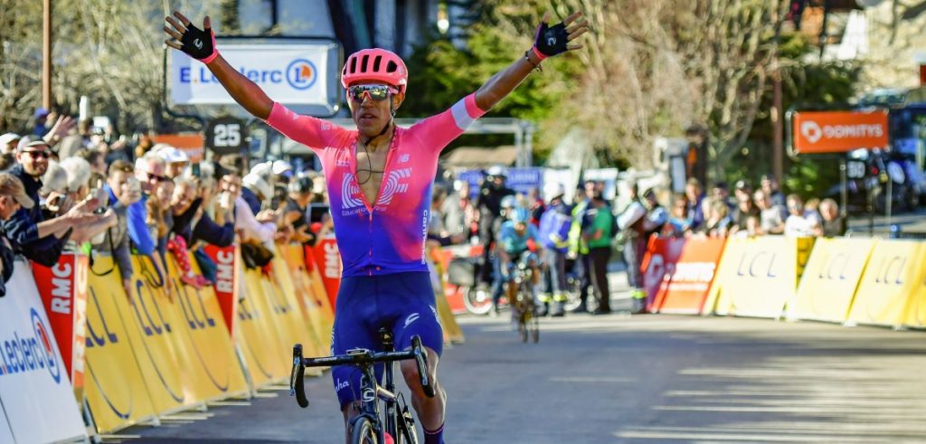 Val tijdens training houdt Daniel Felipe Martínez uit de Tour