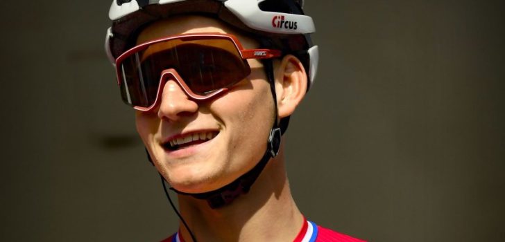 Mountainbikende Van der Poel opgehouden door tractor, maar wint alsnog