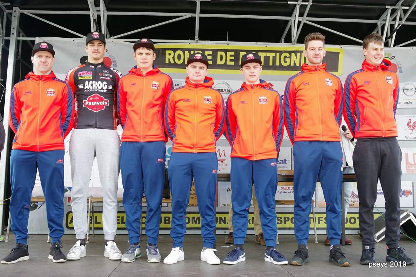 Acrog-Pauwels-Balen BC voor aanvang van de wedstrijd. Stef Loos staat derde van rechts.