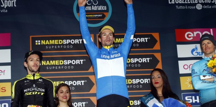 Opvallend beeld in Tirreno: Roglic krijgt verkeerde trui