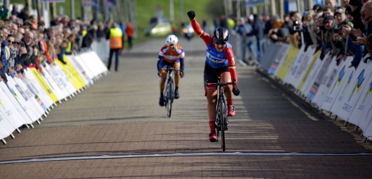 Lisa Brennauer klopt Anouska Koster in middagrit Healthy Ageing Tour