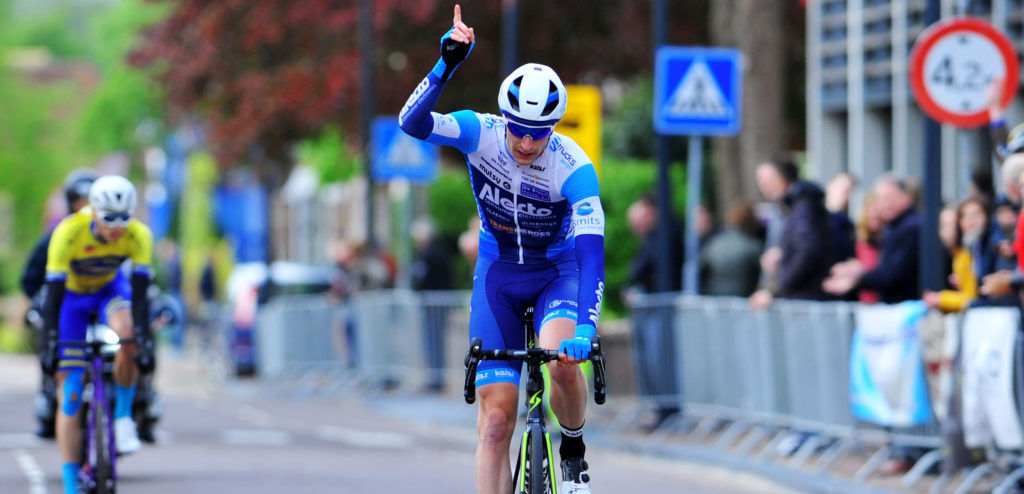 Rouwend peloton pakt de draad weer op