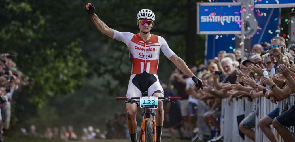 Van der Poel wint zijn allereerste Wereldbeker MTB na duel met Schurter