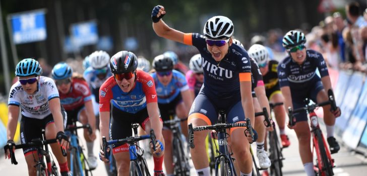 Christina Siggaard klopt Claudia Koster in BeNe Ladies Tour