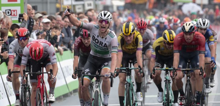 Sam Bennett spurt naar winst in openingsrit BinckBank Tour