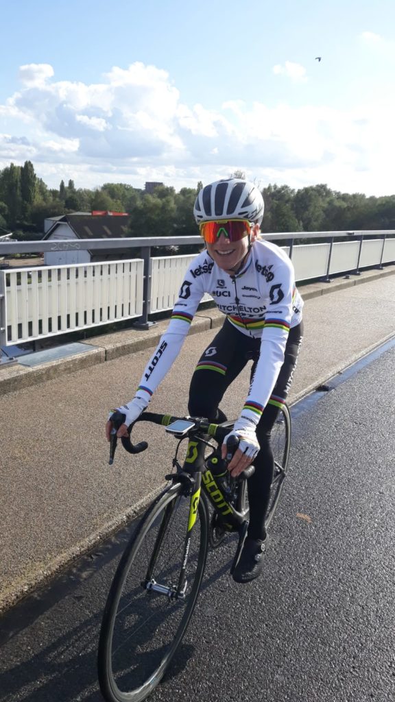 Annemiek van Vleuten showt haar regenboogtrui