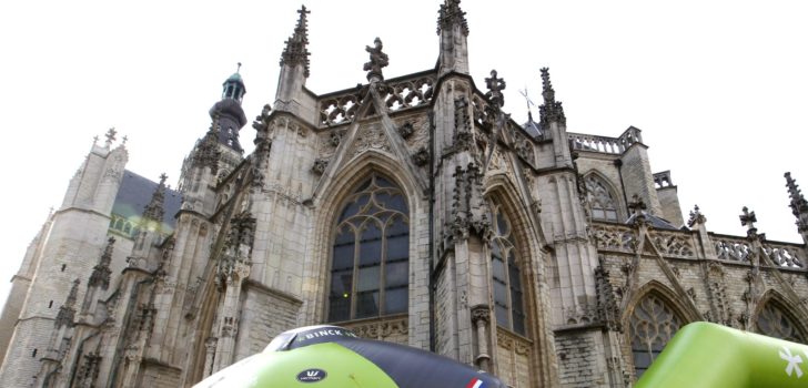 Vuelta-peloton gaat lopend door Grote Kerk van Breda