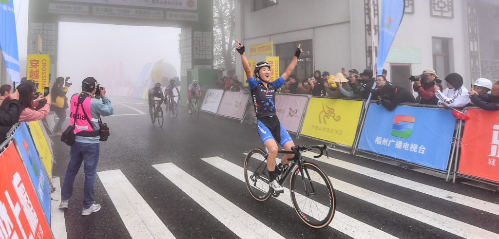 Mongoliër Sainbayar zegeviert in mistige bergrit Tour of Fuzhou