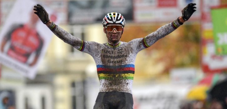 Mathieu van der Poel superieur in de modder van Niel