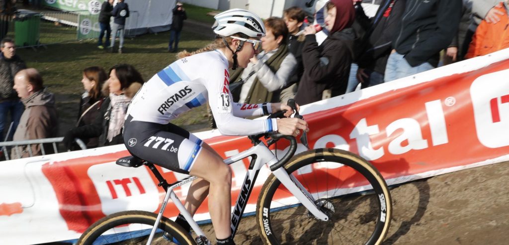 Gevallen Yara Kastelijn verlaat Parkcross Maldegem per brancard