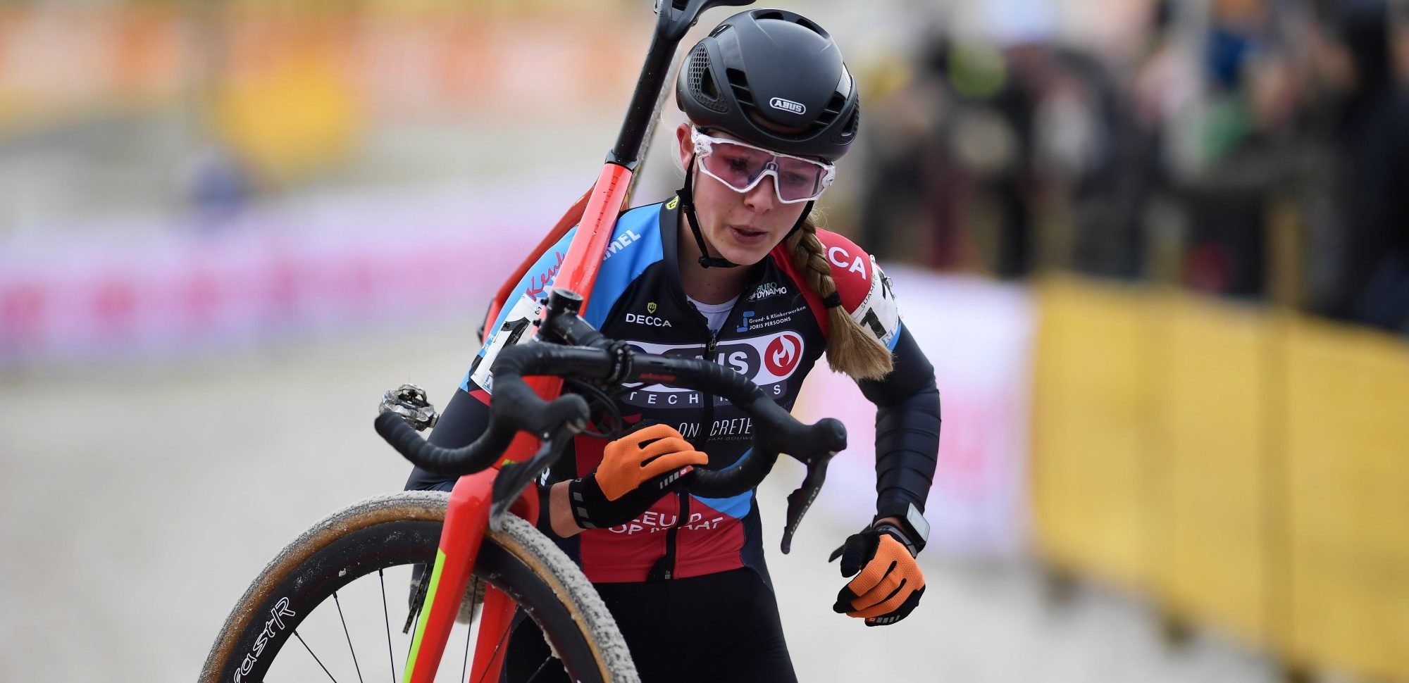 Aniek van Alphen verslaat gevestigde namen in Troyes WielerFlits