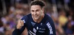 Baansprinter Eddie Dawkins bergt zijn fiets op