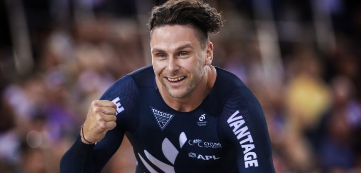 Baansprinter Eddie Dawkins bergt zijn fiets op