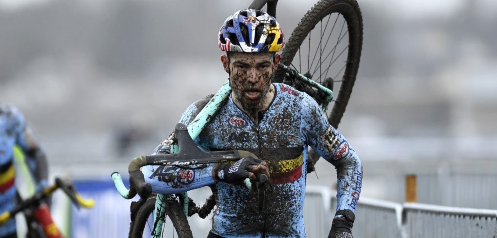 Wout van Aert na lekke band op WK: “Enorm teleurgesteld met plek vier”