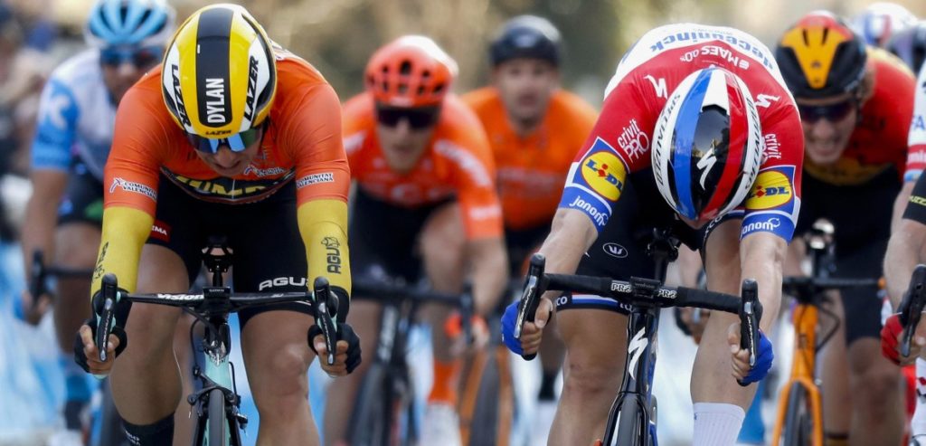 Jakobsen klopt Groenewegen in Valencia, Pogacar eindwinnaar