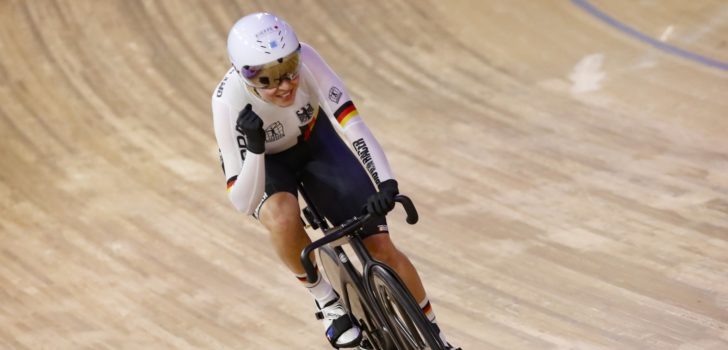 Emma Hinze brengt thuispubliek in extase met wereldtitel sprint