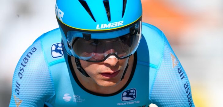 Astana-prof Davide Martinelli helpt oudere dorpsgenoten met boodschappen