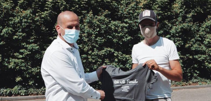 Wout van Aert schenkt T-shirts aan zorgverleners