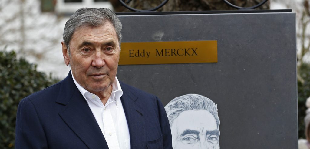 Eddy Merckx en veel wielerkampioenen zwaaien wielerjournalist Hugo Coorevits uit