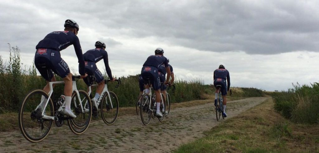 Mathieu van der Poel en ploegmaats verkennen klassiekers tijdens ministage