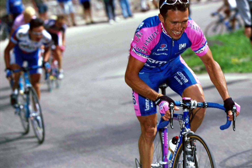 Gilberto Simoni valt aan op de Passo Pordoi