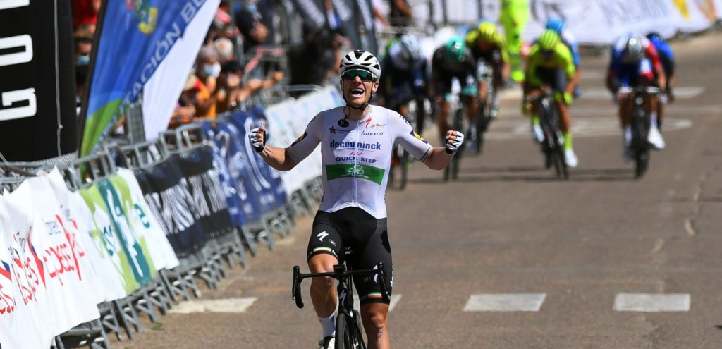 Sam Bennett verrast collega-sprinters en bezorgt Deceuninck-Quick-Step nieuwe zege in Burgos