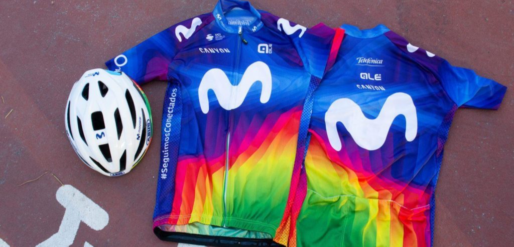 Movistar met fel gekleurd shirt in Strade Bianche