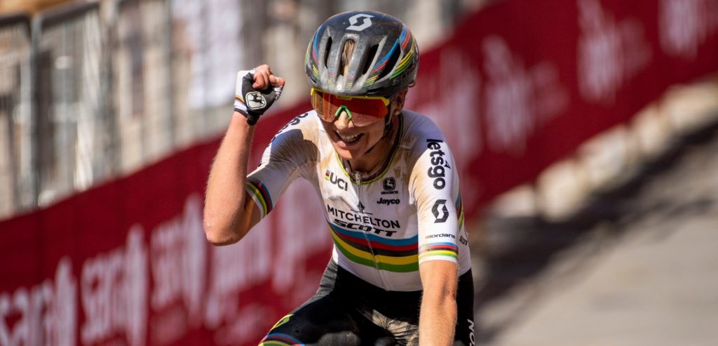 Annemiek van Vleuten knokt zich in slotfase naar zege in Strade Bianche