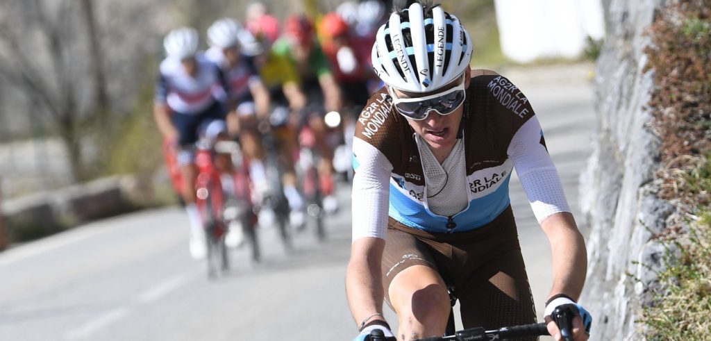Romain Bardet gehavend na valpartij in La Route d’Occitanie