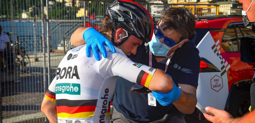 Nieuw tenue INEOS Grenadiers, boete voor bestuurster