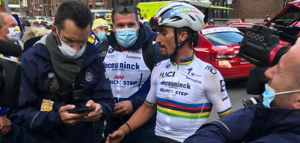 Wereldkampioen Alaphilippe geeft fout in sprint toe: “Maar deed het niet met opzet”