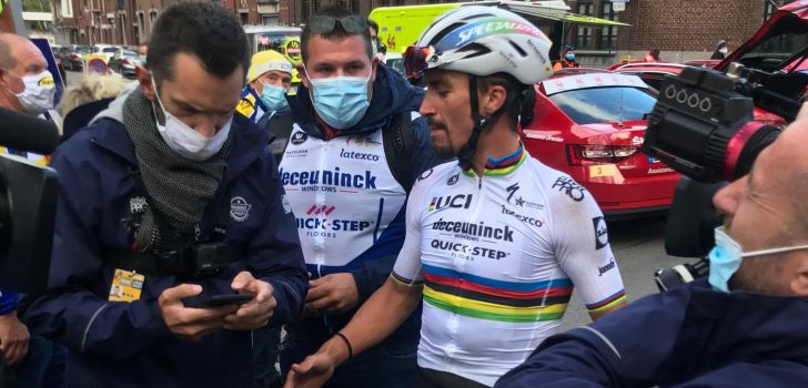 Wereldkampioen Alaphilippe geeft fout in sprint toe: “Maar deed het niet met opzet”